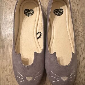 T.U.K Cat Flats Womens 8 Gray suede material NWOT